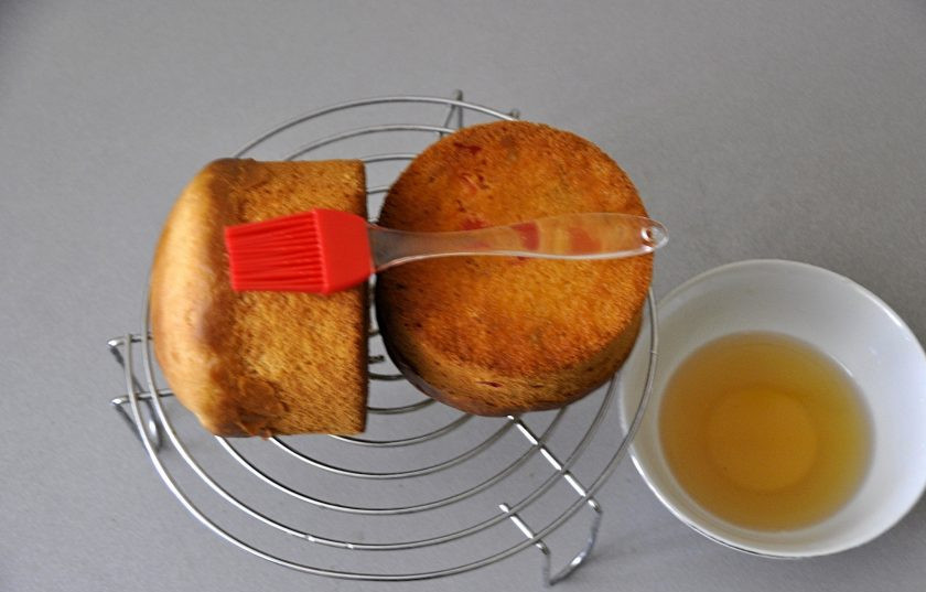 1. Этап. Пропитка для кулича: Поворачивая, пропитайте бока куличей.