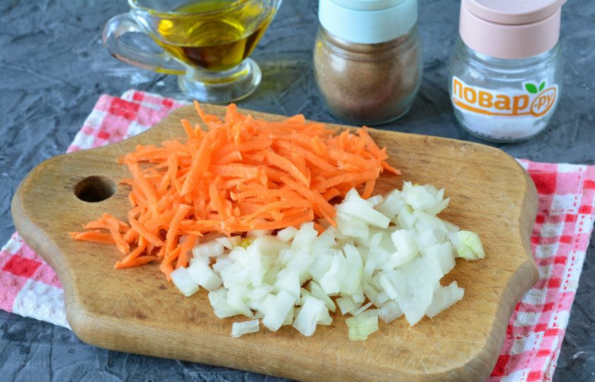 1. Этап. Перловка с куриной печенью: Нарежьте кубиками почищенный лук, а морковку натрите на терке.