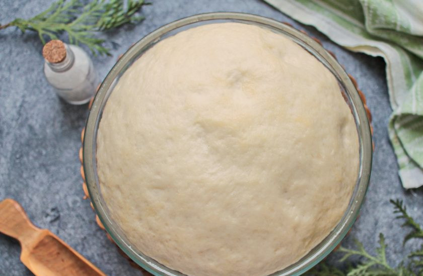 1. Этап. Пирожки с фруктами в духовке: Миску с тестом накройте и уберите в тёплое место на 40-60 минут для подъёма. Тесто должно увеличиться в 2-2,5 раза.