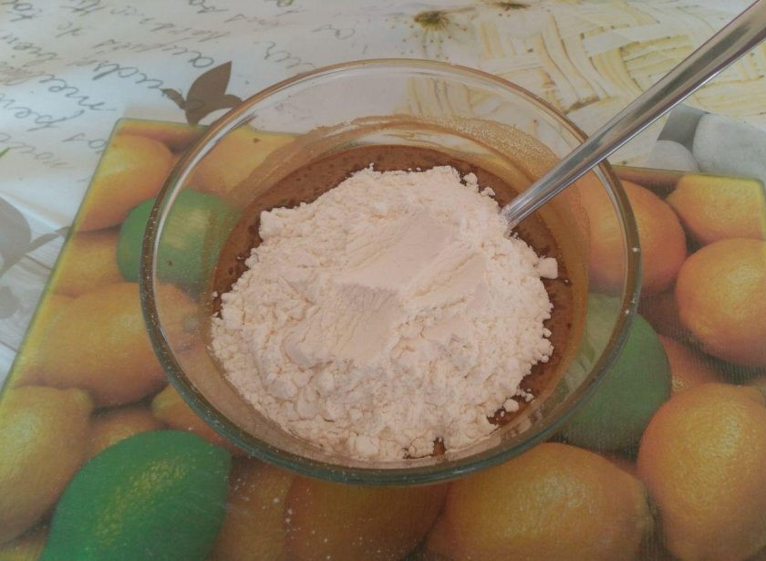 1. Этап. Постные кофейные пряники: Снимите ёмкость с огня и сразу всыпьте в горячую жидкость 1.5 стакана муки, быстро и тщательно перемешайте.