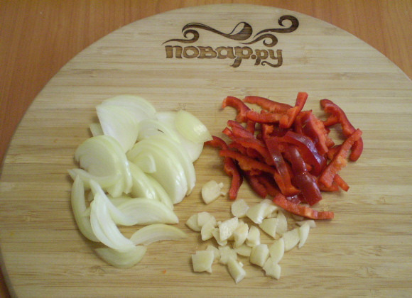 1. Этап. Солянка с грибами и капустой: Порежьте тонко полукольцами лук, сладкий перец и чеснок.