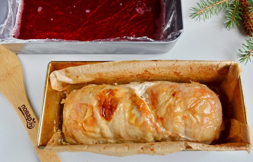 1. Этап. Куриный рулет в гранатовом желе: Готовый куриный рулет полностью остудите.