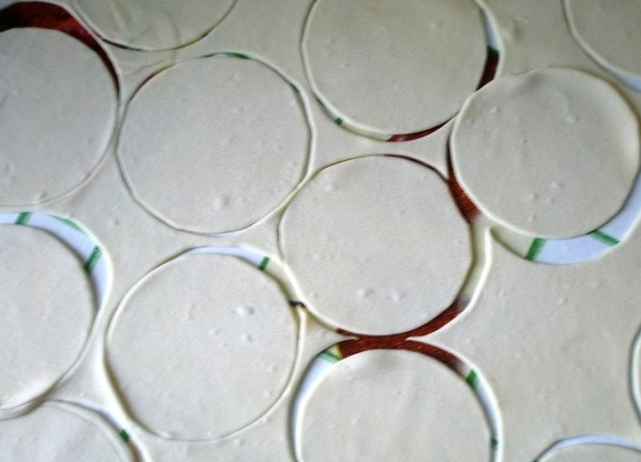 1. Этап. Манты Пак-чой: Готовое тесто раскатайте толщиной в 2 мм. Из него вырежьте кружки (я делаю это кружкой).