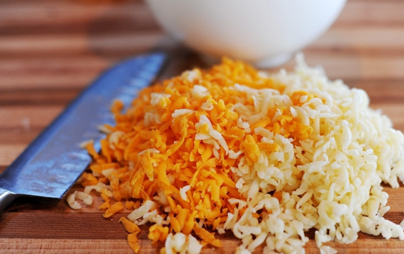 1. Этап. Чесночные гренки с сыром: 2. Натрите сыры на мелкой терке.