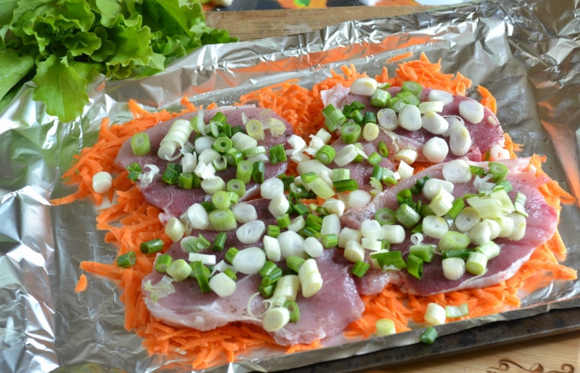 1. Этап. Мясо в духовке по-итальянски: Сверху присыпьте колечками молодого лука.