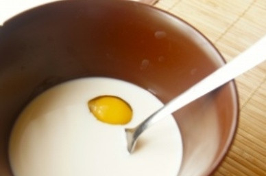 1. Этап. Картофельная запеканка с помидорами и сыром: Взбиваем яйцо со сливками, заливаем этой смесью картофель.