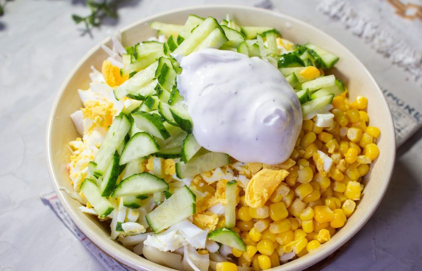 1. Этап. Салат с крабовыми палочками, кальмарами и кукурузой: Салат заправьте майонезом, посолите и поперчите по вкусу.