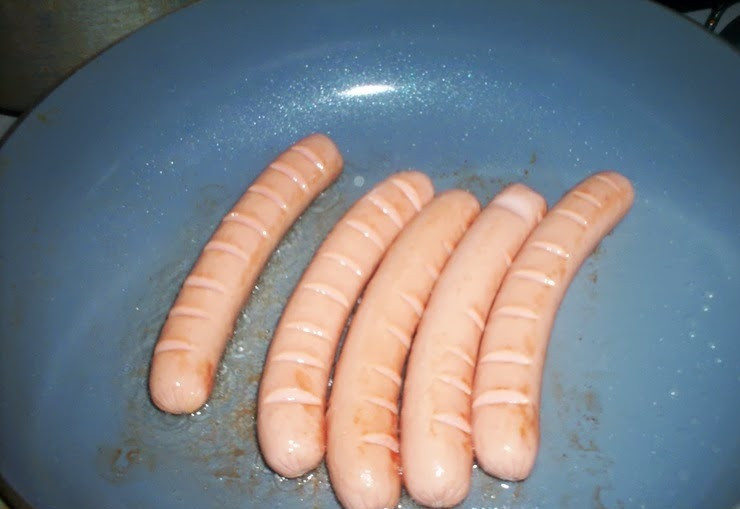 1. Этап. Хот-дог с капустой: 2. Сосиски чуть надрезаем с разных сторон и обжарим на сковородке, пока не зарумянятся.