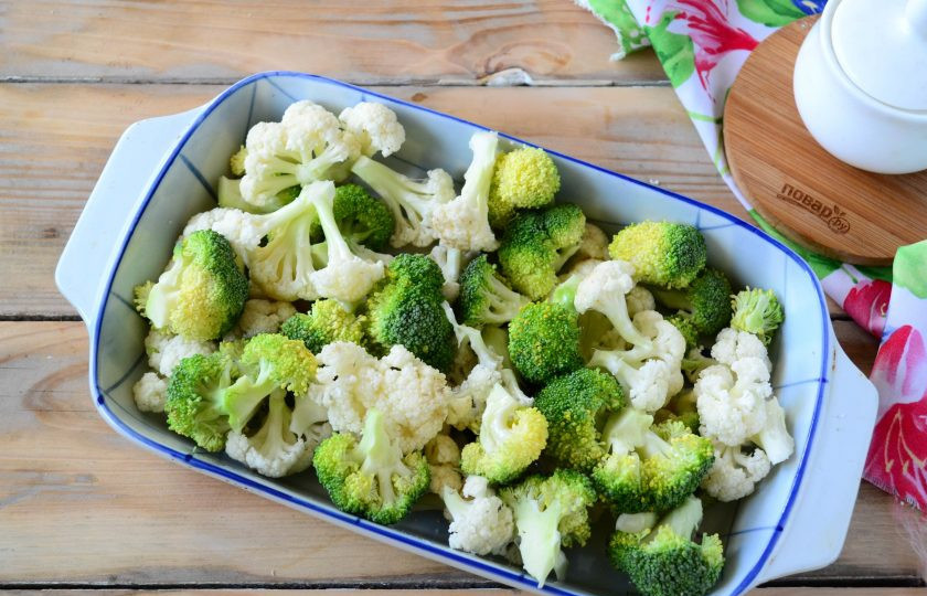 1. Этап. Гратен из цветной капусты и брокколи: Цветную капусту и брокколи разделите на соцветия и сложите в форму для запекания (можно вперемешку, а можно форму условно разделить пополам и с одной стороны положить брокколи, а с другой — цветную капусту). Полейте овощи оливковым маслом и чуть присолите, отправьте в духовку на 10-15 минут, чтобы овощи смягчились.