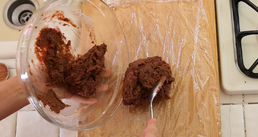 1. Этап. Грушево-яблочные кексы: 3. Замешайте тесто. Уберите его на 2 часа в холодильник в пищевой плёнке.