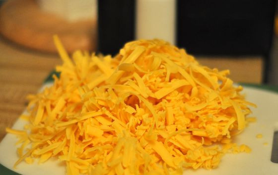 1. Этап. Пивной суп с сыром: 5. Сыр натрите на крупной терке, добавьте в суп, мешайте до растворения на медленном огне. Затем очень медленно введите пиво. Перемешайте. Суп должен вариться на медленном огне в течение 20 минут.