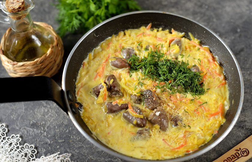 1. Этап. Куриные сердечки тушеные с тыквой в сметанном соусе: Посолите и поперчите по вкусу, всыпьте нарубленную свежую зелень, перемешайте и выключите плиту.