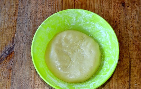 1. Этап. Торт Муравьиная горка: Замесите мягкое песочное тесто. Не переборщите с мукой! Отправьте его на 30 минут в холодильник или на 15 минут в морозилку.