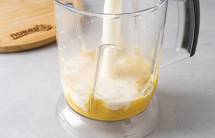 1. Этап. Манговый шейк: После добавьте сгущенку, кокосовое и ванильное молоко. Еще раз измельчите.