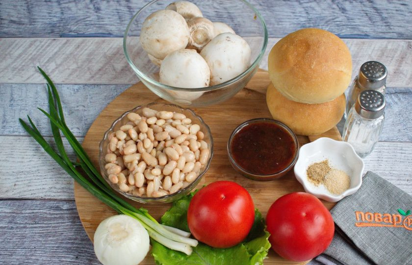 1. Этап. Веганский бургер с грибами: Подготовьте необходимые продукты. Грибы, помидоры и зелень вымойте. Фасоль откиньте на сито, промойте холодной водой.