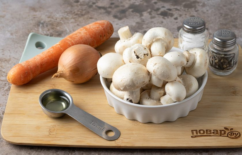 1. Этап. Жареные грибы с луком и морковью на сковороде: Подготовьте все ингредиенты.