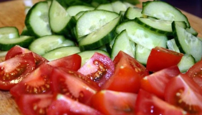 1. Stage. Fresh and grilled vegetables salad: Cut tomatoes and cucumbers at random. For dressing, mix lemon juice, olive oil, salt and a mixture of peppers to taste. Mix well.