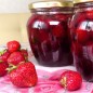 Клубничное варенье Клубнику промываем, удаляем плодоножки. В кастрюлю выкладываем клубнику слоями пересыпая сахаром. Накрываем полотенцем и оставляем на 4-6 часов, чтоб клубника пустила сок. Через 4-6-часов отправляем кастрюлю на умеренный огонь и помешивая доводим до кипения. Убавляем огонь и на медленном огне варим 5 минут. Через 5 минут выключаем огонь и даем минут 30 остыть. Убираем пену. Накрываем полотенцем и оставляем на 12 часов. Через 12 часов повторяем процесс: отправляем кастрюлю на умеренный огонь и помешивая доводим до кипения. Убавляем огонь и на медленном огне варим 5 минут. Через 5 минут выключаем огонь и даем минут 30 остыть. Убираем пену. Накрываем полотенцем и оставляем на 12 часов. Заключительный этап. отправляем кастрюлю на умеренный огонь и помешивая доводим до кипения. Добавляем лимонную кислоту. Перемешиваем. И варим 5 минут. Тем временем стерилизуем банки и крышки. Через 5 минут заполняем банки вареньем и закупориваем крышками. Переворачиваем баночки крышечкой вниз и накрываем полотенцем (укутываем), оставляем до полного остывания. Варенье готово! Из данного количества ингредиентов у меня получилось 1,4 кг. Оно получается очень вкусным и ароматным, ягодки остаются целыми и нежными. А Вам я желаю приятного аппетита, хорошего настроения и всего самого наилучшего!