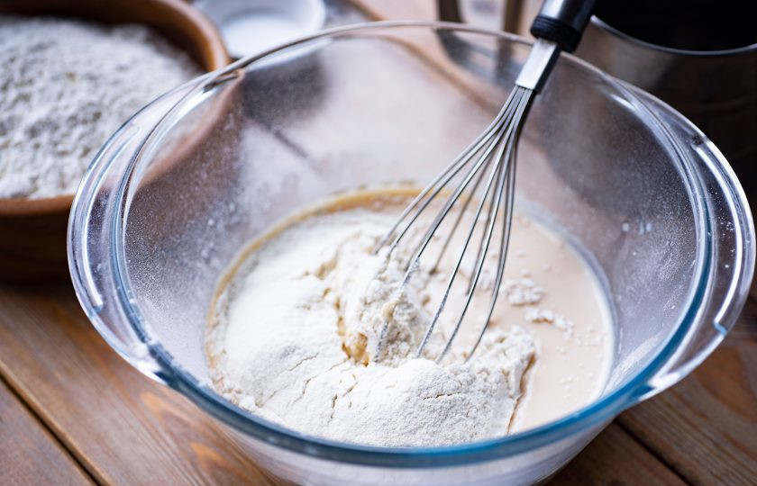 1. Этап. Тесто на топленом молоке: Просейте 100 грамм муки.