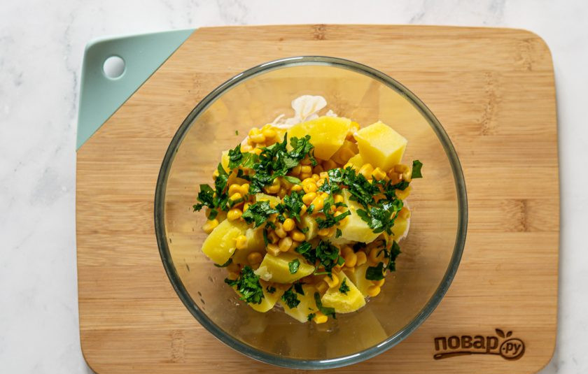 1. Этап. Мексиканский картофельный салат: Добавьте картофель, кукурузу и измельченную кинзу.