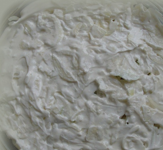 1. Этап. Минтай в майонезе: 7. Разровнять по поверхности и при необходимости повторить слои. Отправить блюдо в предварительно разогретую духовку. Когда начнет появляться корочка, можно присыпать сверху еще тертым сыром.