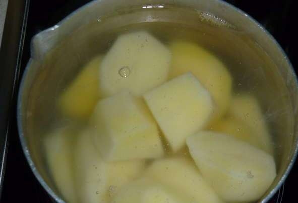 1. Этап. Фаршированный осетр: В это же время отварим картофель. Затем разомнем его, добавив яйцо, муку и мелко нарезанный зеленый лук. Начинку из картофелья обязательно остудим.