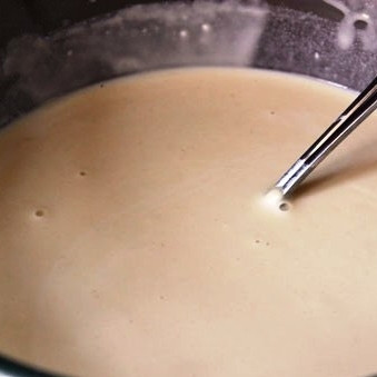 1. Этап. Блинчики со сливами: Добавляем к яйцам 100 мл молока и муку, хорошенько перемешиваем - комочков быть не должно.