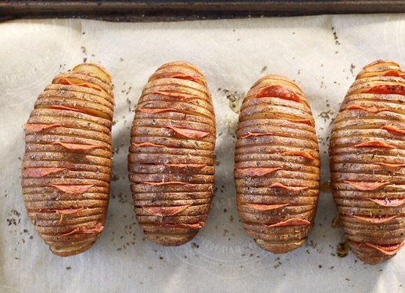 1. Этап. Картошка-гармошка с пепперони: 3. Запекайте картофель при 200 градусах около 45-60 минут.