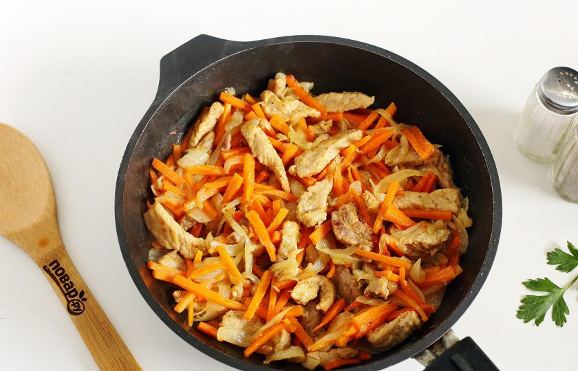 1. Этап. Салат Днепровский: Обжарьте все вместе до полной готовности овощей. Отрегулируйте на соль, добавьте измельченный чеснок и через пару минут снимите с плиты.