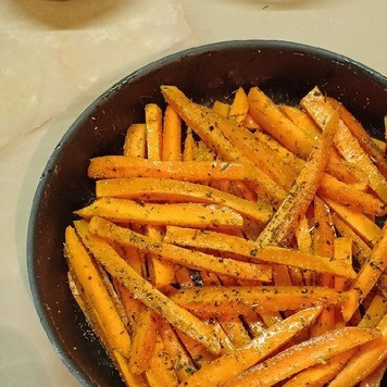 1. Этап. Морковь, запеченная с травами: Сверху сбрызнуть ее растительным маслом, посыпать специями.