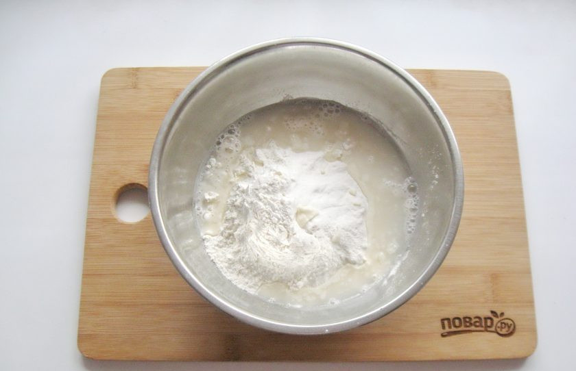 1. Этап. Яичные кюрзе: Добавьте соль и воду.