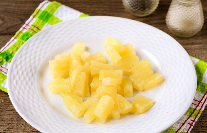 1. Этап. Салат Гавайский с курицей: Консервированные ананасы нарежьте небольшими кусочками.