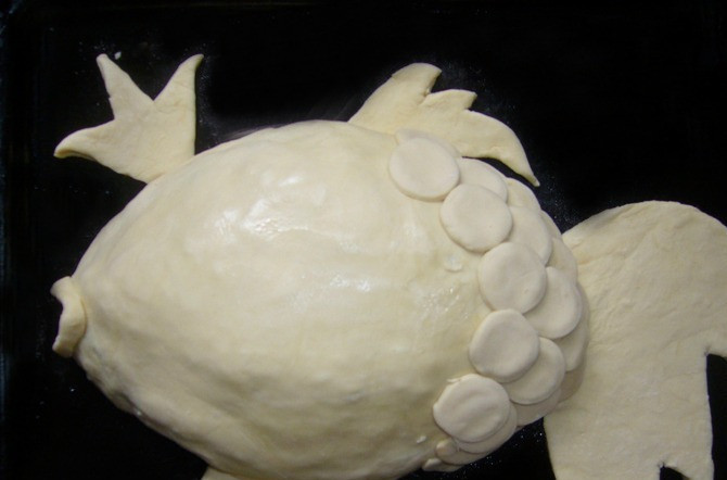 1. Этап. Пирог в виде рыбы: 2. Закрываем сверху вторым слоем теста и декорируем нашу рыбу.