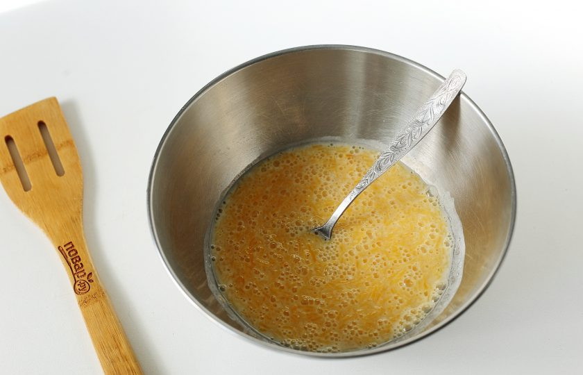 1. Этап. Манник с тыквой и творогом: В глубокой миске соедините кефир, сахар и тертую тыкву.