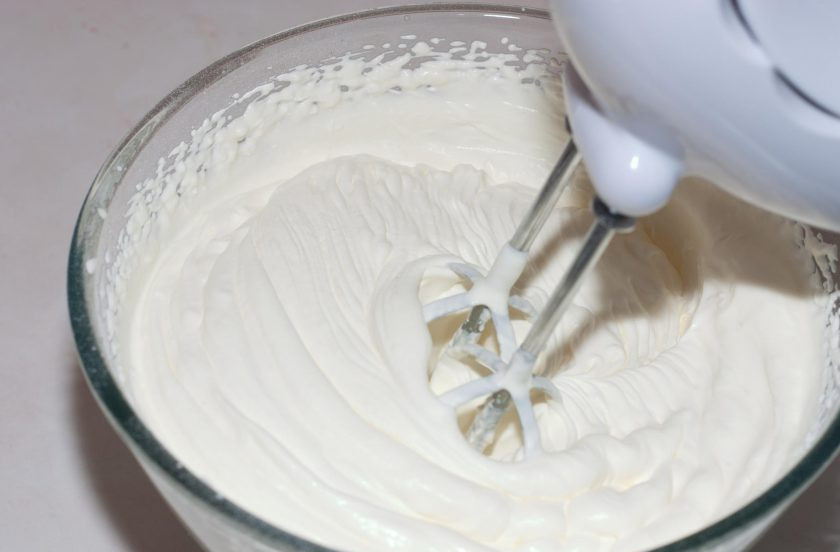1. Этап. Торт с кремом из сливок: Сделайте крем. Холодные сливки взбивайте на маленькой скорости, понемногу добавляя обороты. Когда скорость будет средней, добавьте сахарную пудру и ванильный сахар. Увеличьте скорость до максимума. Взбивайте до устойчивой консистенции.