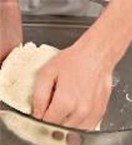 1. Этап. Пицца с помидорами и моцареллой: 1. В первую очередь нужно приготовить тесто. В отдельную миску добавить просеянную муку, дрожжи и соль. Влить в муку горячую воду, 175 мл. Хорошо размешать тесто и добавить масло. Вымесить тесто в течение 5 минут. Накрыть тесто полотенцем и оставить его на 15 минут.