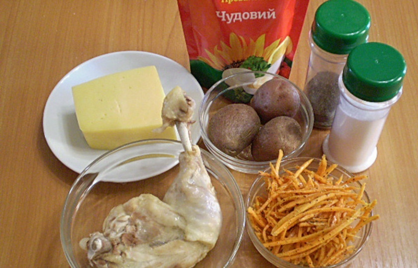 1. Этап. Салат с курицей и корейской морковкой: Подготовим продукты. Отвариваем куриное мясо и картофель. Остужаем. Картофель очищаем от кожуры. Мясо снимаем с кости.