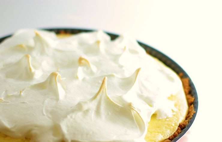 1. Этап. Пирог с лимонной начинкой: Белки хорошенько взбиваем. Около 7-10 минут. Постепенно подсыпаем сахар. Выкладываем на пирог и запекаем в духовке около 7-10 минут. Затем пирог оставляем остывать при комнатной температуре, а затем убираем настаиваться в холодильник.