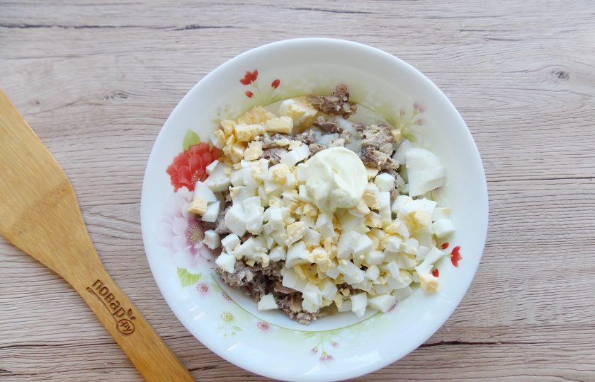 1. Этап. Салат Желтый одуванчик с кукурузой: Яйца отварите, охладите, очистите и нарежьте. Выложите в миску яйца и заправьте все ингредиенты майонезом.