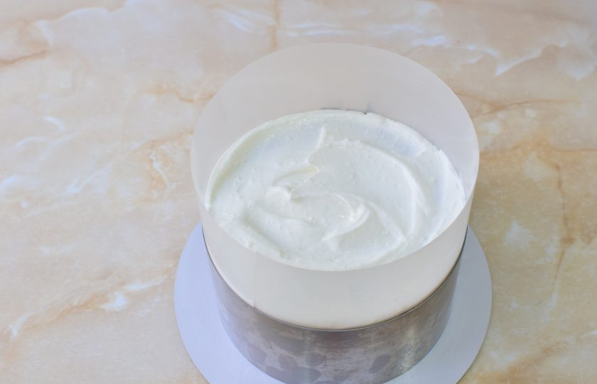 1. Этап. Сметанно-масляный крем для медовика: Готовым кремом прослоите коржи медовика и затяните в кольцо. Сверху прижмите, чтобы крем равномерно распределился между коржей. В холодильнике торт и крем примут нужную форму.