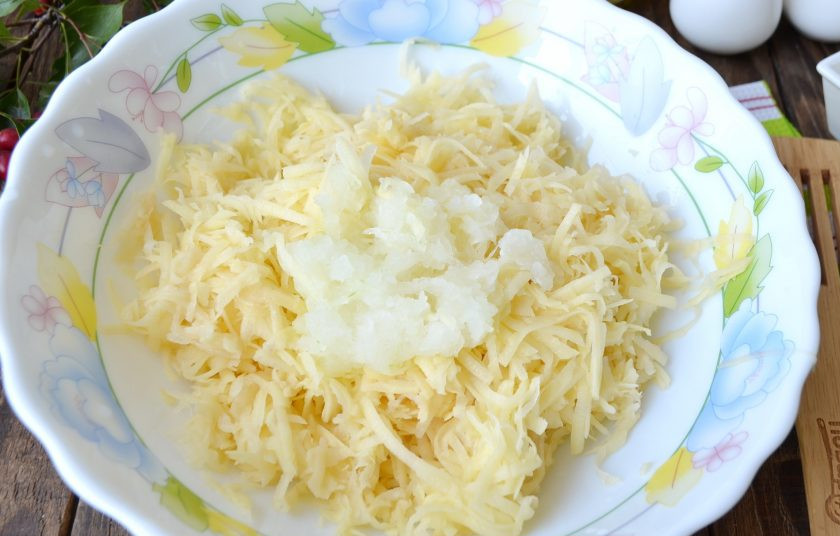 1. Этап. Драники (мастер-класс): Картофель и лук натрите на крупной терке, перемешайте и отожмите максимально влагу. Некоторые хозяюшки оставляют стекать соком какое время, но тогда картофель потемнеет. Я предпочитаю делать быстро, чтобы сохранить аппетитные вид и цвет. Поэтому хорошо руками отжимаю.