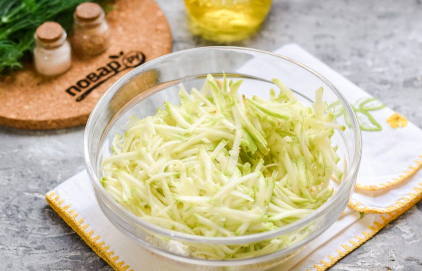 1. Этап. Пирог с кабачком и творогом: Кабачок натрите на средней терке, жидкость отожмите, кабачок добавьте в миску к творогу.