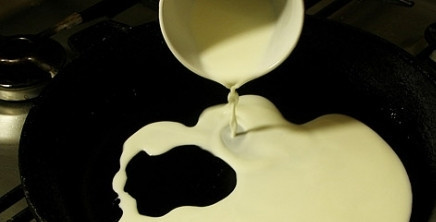 1. Этап. Паста с сыром Дор блю: Разогрейте сковороду без масла. Влейте в неё сливки и натрите 