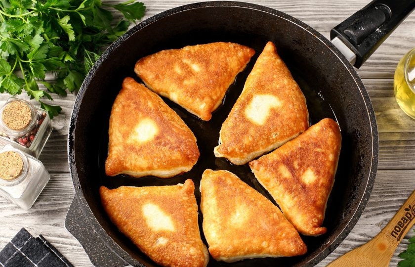 1. Этап. Жареная слоёная самса с мясом: Жарить самсу из слоёного теста можно во фритюре при температуре 180 градусов, а можно на сковороде в большом количестве растительного масла. Сначала обжарьте под крышкой одну сторону до золотистого цвета, затем переверните и уже без крышки обжарьте с другой. Огонь должен быть небольшим, чтобы тесто успело прожариться.