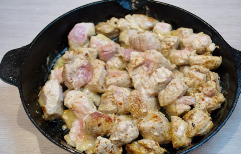 1. Этап. Свинина кусочками в соусе: На растительном масле обжарьте мясо со всех сторон. Важно не подрумянить мясо, а обжарить мясо со всех сторон быстро так, чтоб мясной сок максимально остался внутри мяса. Делается это на большом огне, периодически помешивая.