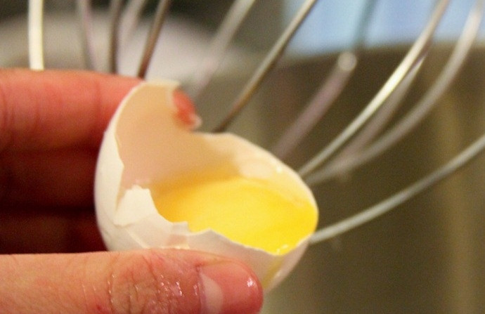 1. Этап. Кекс Белый ангел: 1. Отделите белки от желтков.