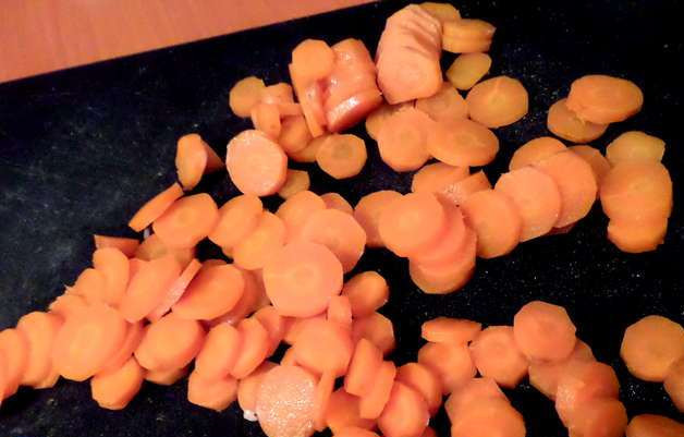 1. Этап. Холодец из куриных крылышек: Морковь режем кольцами.