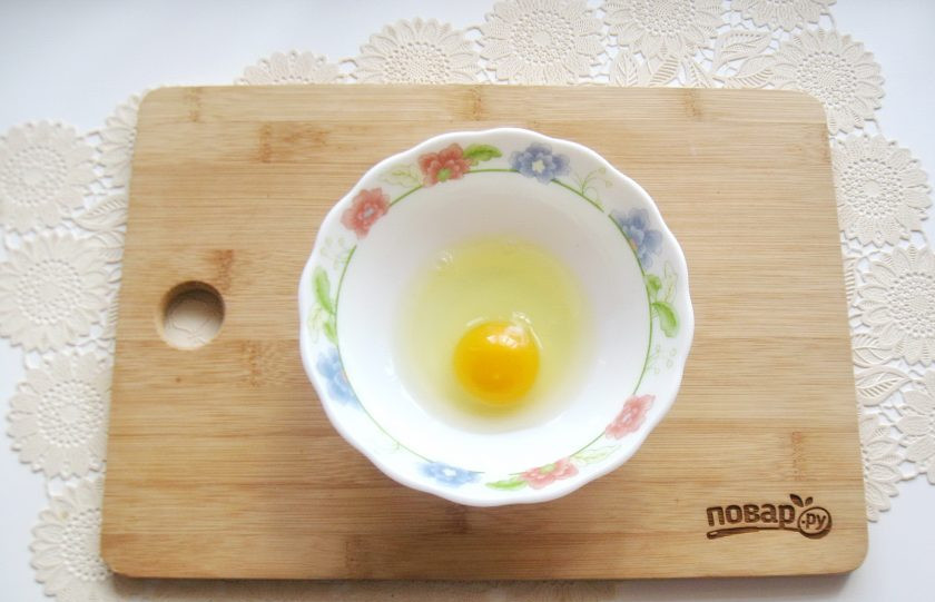 1. Этап. Клецки из капусты: В миску вбейте яйцо.