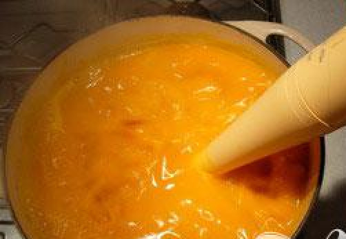 1. Этап. Тыквенный суп-пюре: Снять с огня, взбить блендером прямо в кастрюле до получения однородной массы.