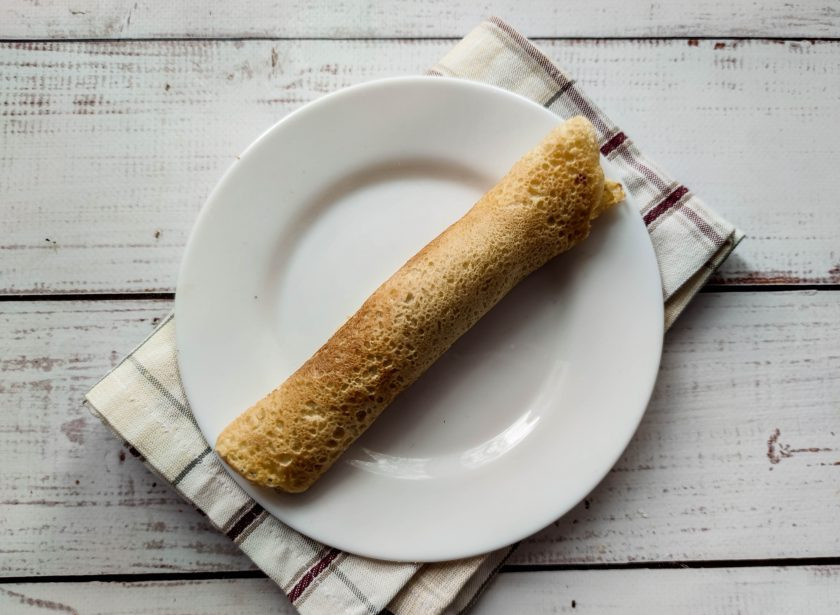 1. Этап. Блинчики с морковной начинкой: Сверните блинчик рулетиком.